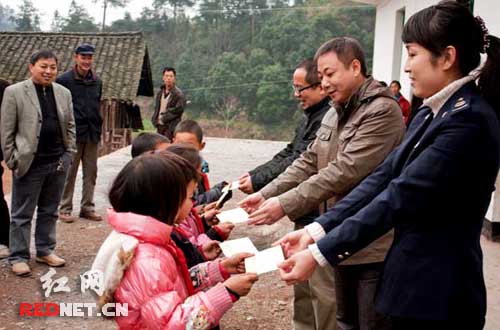 泸溪国税税干深入呈田村探望慰问贫困学生(图