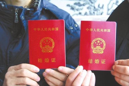 四川泸州一对夫妇办离婚登记 领到结婚证(图)