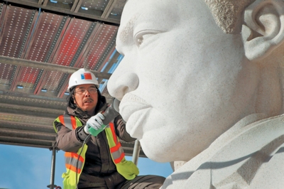Lei Yixin working on the MLK statue