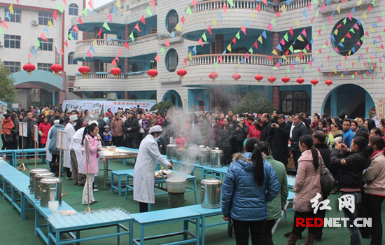 通道县幼儿园举办迎新年展厨艺活动(图)