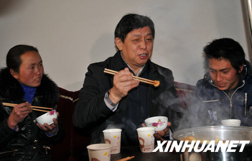 贵州省委书记栗战书在威宁县迤那镇合心村农民马仙仙家品尝刚煮好的