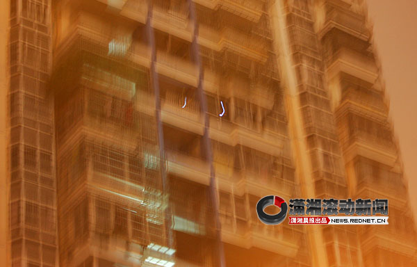 长沙火星镇一大楼发生火灾 11楼火灭18楼又着