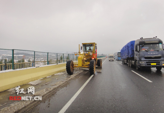 通平公司集结人员和设备 打响联动抗冰第一战