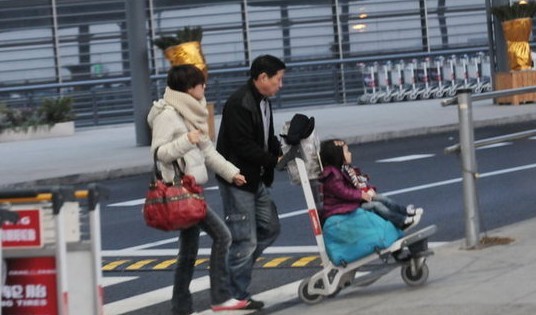  马伊琍 带爸妈女儿三亚 度假 