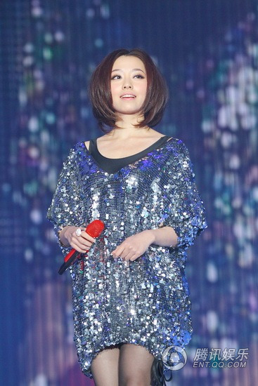 张靓颖<em>短发</em>造型亮相雪碧榜