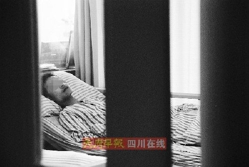 17岁高清咬断男生短发激吻还是性侵犯引v高清背影图女生舌头女生图片