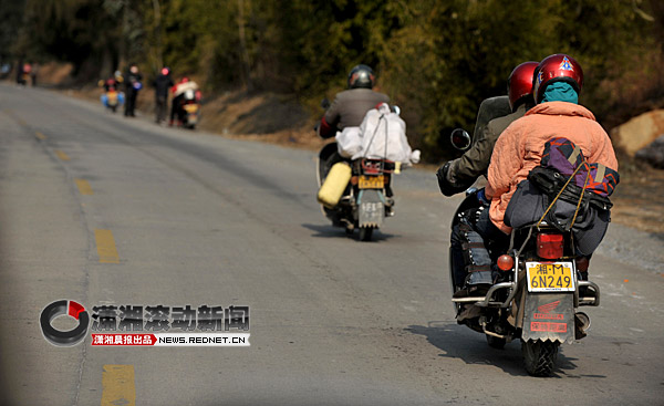 湖南农民工骑摩托车从广东回家 记者跟踪记录