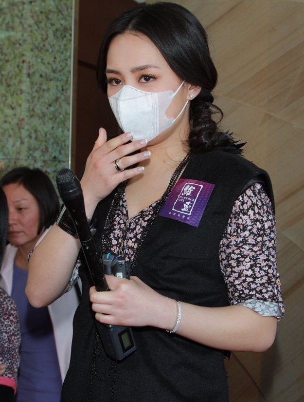 <em>口罩蒙面</em>带病出工_娱乐频道