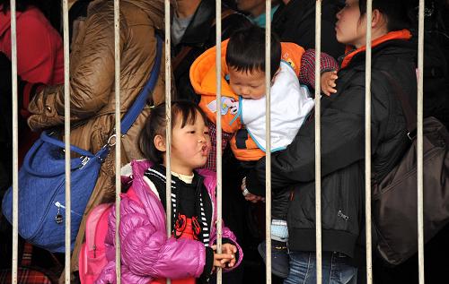 "带着孩子去打工":农民工节后返城新气象