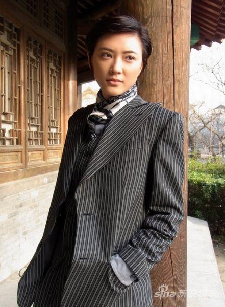 应采儿秀男装造型 微博暂改名丁小春(图)_娱