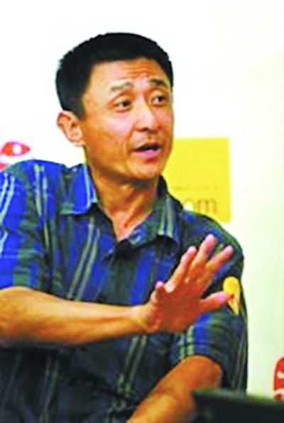 导演叶京37条微博骂记者"脑残" 记者于杰微博应战