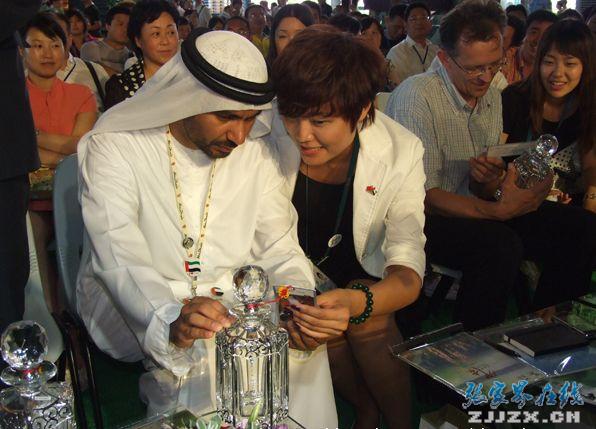 上海世博会上,阿联酋国家馆代表对“张家界空气瓶”特别感兴趣。资料图