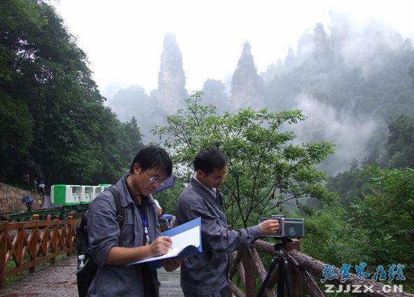 (专家学者争相研究张家界空气。资料图)