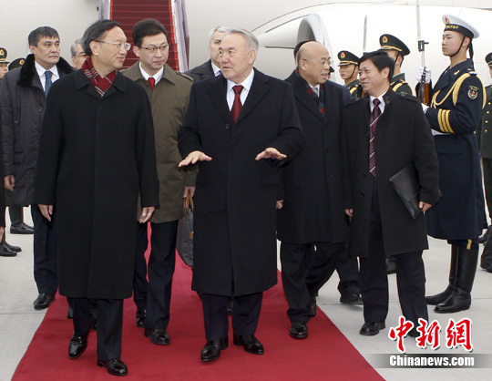 哈萨克斯坦总统纳扎尔巴耶夫抵达北京