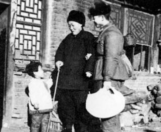 忆雷锋主题阅读:我为心中英雄守孝三年不嫁