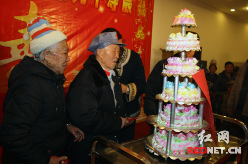 湖南省国税局为90岁的张家界老红军祝寿[图]
