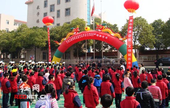 岳阳20名护卫天使为万名学生架安全防护墙(