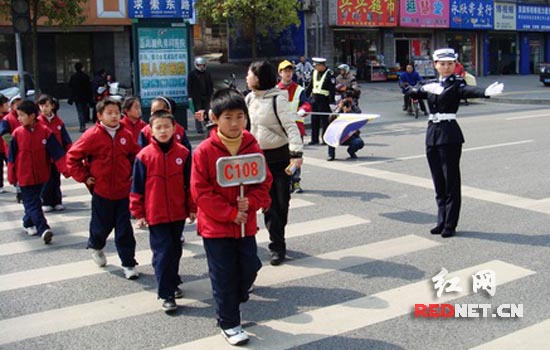 岳阳20名护卫天使为万名学生架安全防护墙(