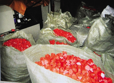 家庭作坊造10万个假盖 兑奖瓶盖比酒的销售还