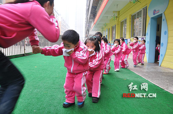 长沙开福区喜多多幼儿园消防演习 200宝宝磨练