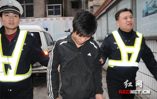 无证驾驶摩托车两次冲卡 撞伤执勤交警被行拘