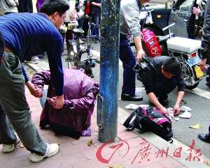 便衣当街擒下女毒贩 被抓女子吞下几包白色粉末