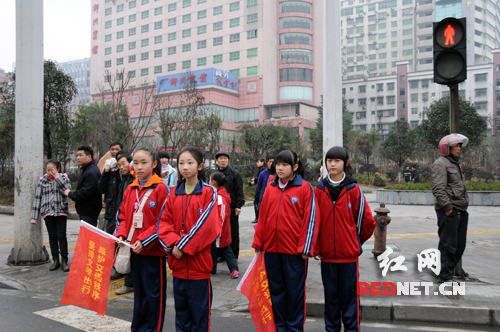 郴州创一流城市交通环境 学生劝导员展文明风