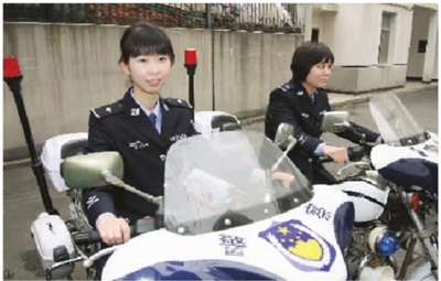 警营开放日长沙女特警现场传授地震逃生技能