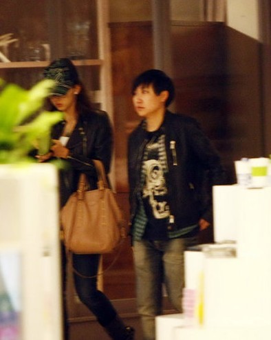 阔太 胡静 与 老公 深夜逛街