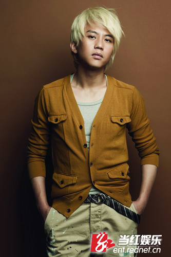 (<em>邓超</em>白发亮相)