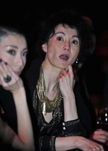 张曼玉称考虑以后做幕后 皮肤松弛显老态