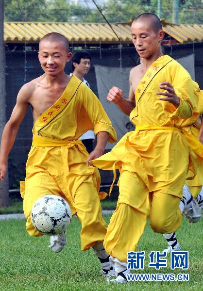 身穿黄色武僧袍的"少林足球队"在河南省登封市少林寺塔沟武术学校成立