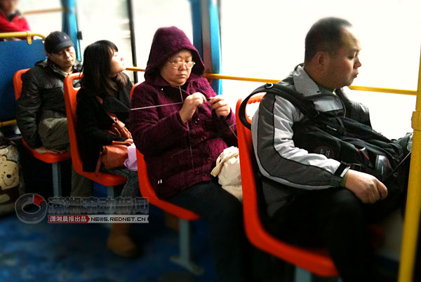 [街头快拍]大妈公交车上织<em>毛衣</em> <em>摇</em>摇晃晃看着悬