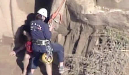 美国女子赤身<em>裸体</em>被困悬崖(图)