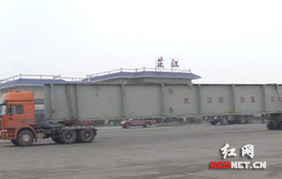 41米巨无霸爬行高速 光轮胎就有22个(图)