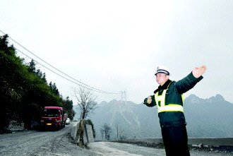 湘西矮寨交警:绝险之处显风流