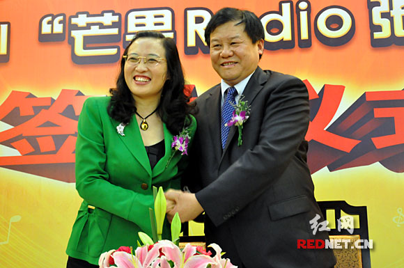 湖南广播电视台副台长罗毅(左)与张家界广播电