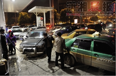 97号汽油即将破8 涨价前连跑三家加油站没油加