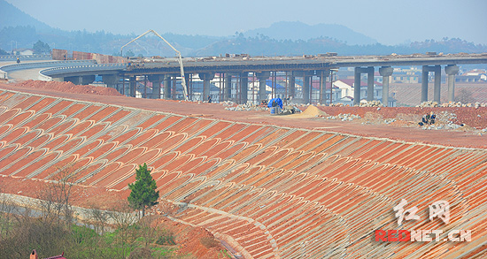 用了拱形骨架防护