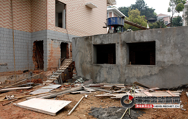 别墅住户扩建地下室建酒窖 无合法手续须拆除