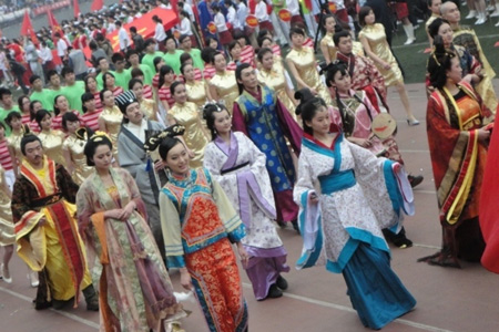 重庆大学运动会玩穿越 古装跨朝代美女齐助阵
