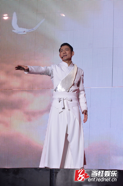 刘德华北京开唱感谢歌迷:谢谢你们给了这30年