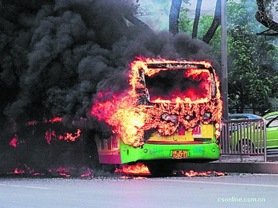 然而,当司机用灭火器灭火时,却发现烟雾越来越大,火苗蹿起很快吞没了