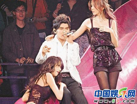 明星<em>演唱会</em>尴尬瞬间 <em>陈小春</em>出现生理反应