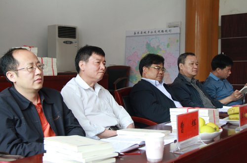 县领导肖正科,李向国,李峰和嘉宾肖建国,曹辉参加座谈会