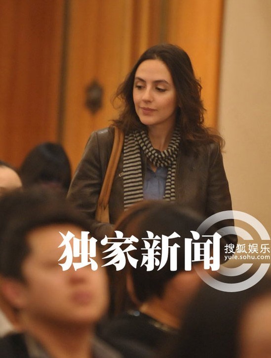 刘烨妻子保持朴素 低调采访电影活动- Micro Reading