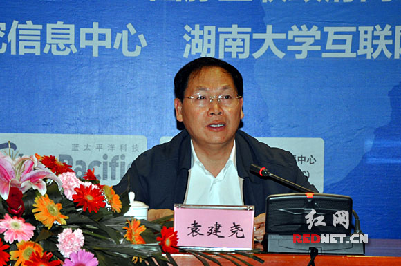 (湖南省政府英文门户网站总监傅荣介绍网站运营情况。) 红网长沙5月27日讯(记者 冯钧 喻向阳 通讯员 臧洁 陈海洋)国内政府英文门户网站是每个省、直辖市对外的窗口。哪些窗口最被国外网民认可,今天有了答案。 由中国社会科学院信息化研究中心、国脉互联政府网站评测研究中心主办,湖南大学互联网信息服务研究中心承办的第五届中国政府网站国际化程度测评结果发布暨智慧城市高峰论坛会议5月27日在长沙举行。通过测评,湖南省政府英文门户网站在所有省和直辖市政府英文门户网站中位列第二,在去年第三的基础上又前