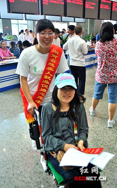 湖南举行残疾人大学生招聘会 近千人前来求职
