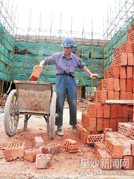 开元路某建筑工地上,小工正在劳动. 姜国 摄