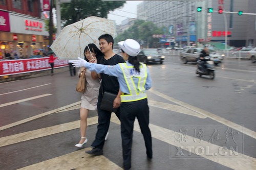 湘潭交警力推勤务改革 机关民警上班先上路